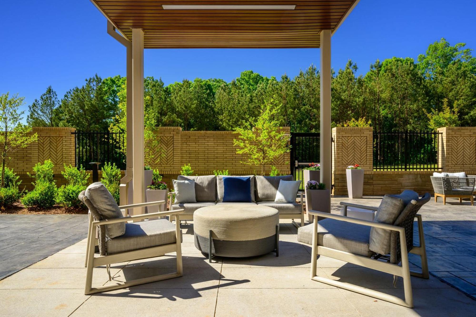 Courtyard By Marriott Raleigh Cary Crossroads Hotel ภายนอก รูปภาพ